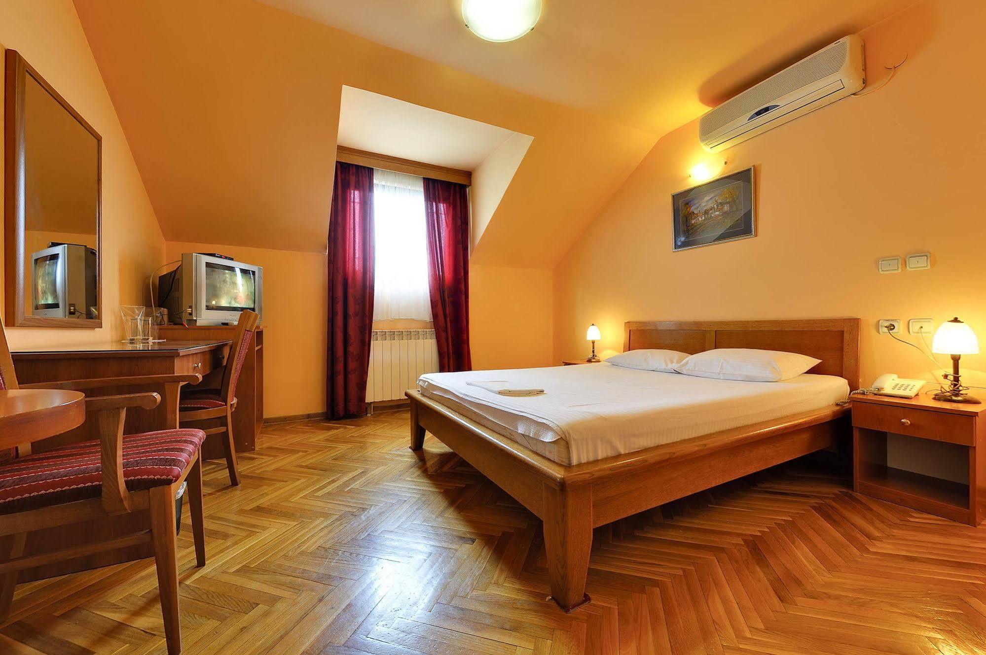 Hotel Sucevic Garni Belgrado Buitenkant foto